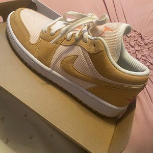 Jordan air 1 suede & corduroy material/worn slightly twice, women’s 10 men 8.5